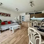 S Garazi A Balkonem דירה *