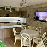 S Garazi A Balkonem דירה
