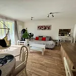 S Garazi A Balkonem דירה
